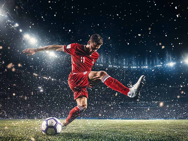 赛前一对情侣正在玩游戏，两位老人出现后这一幕彻底封神！